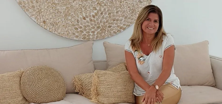 Pilar Díaz en un living luminoso con almohadones de fibra natural
